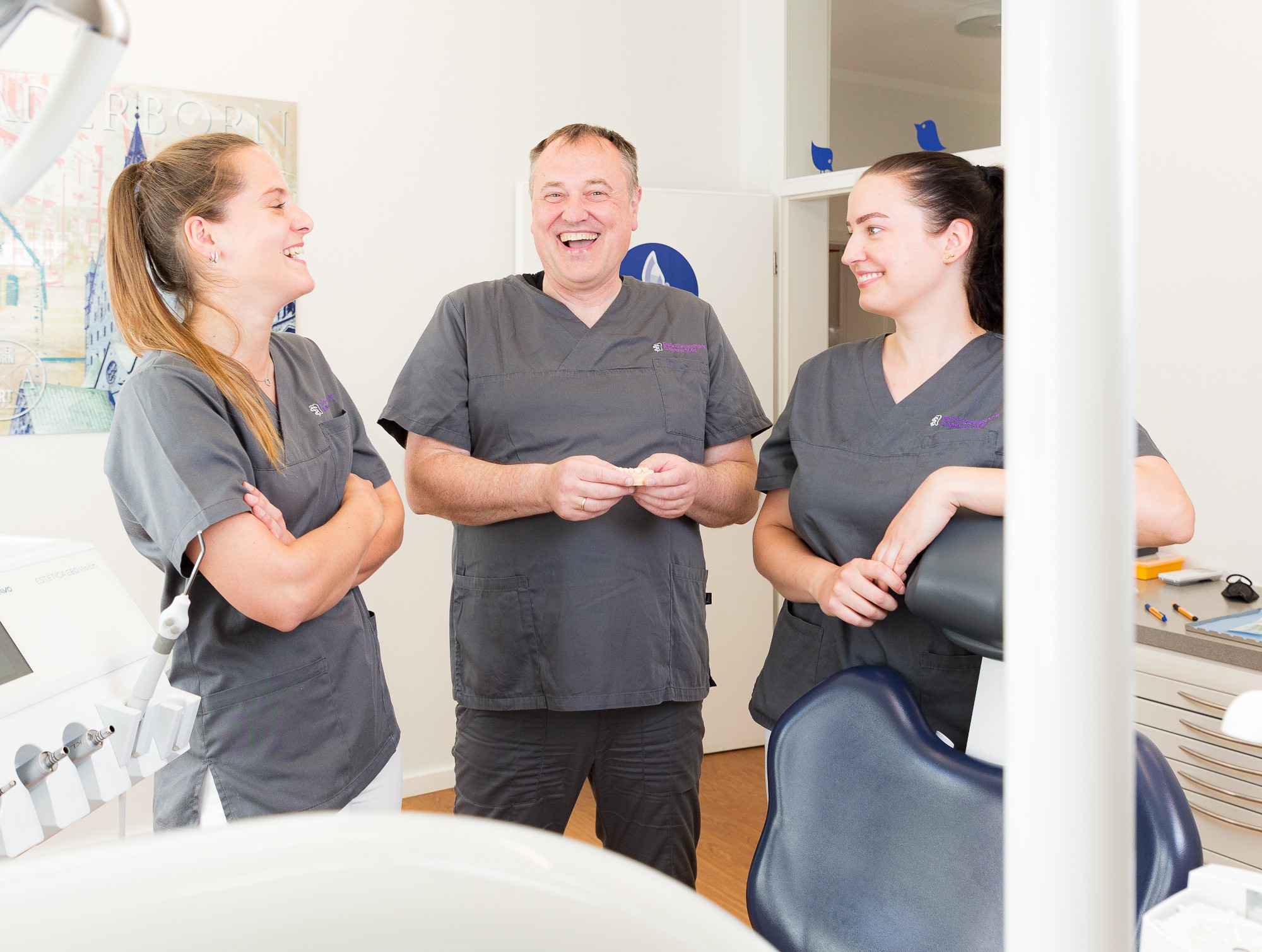 Dr. Niehues am lachen mit zwei Angestellten.
