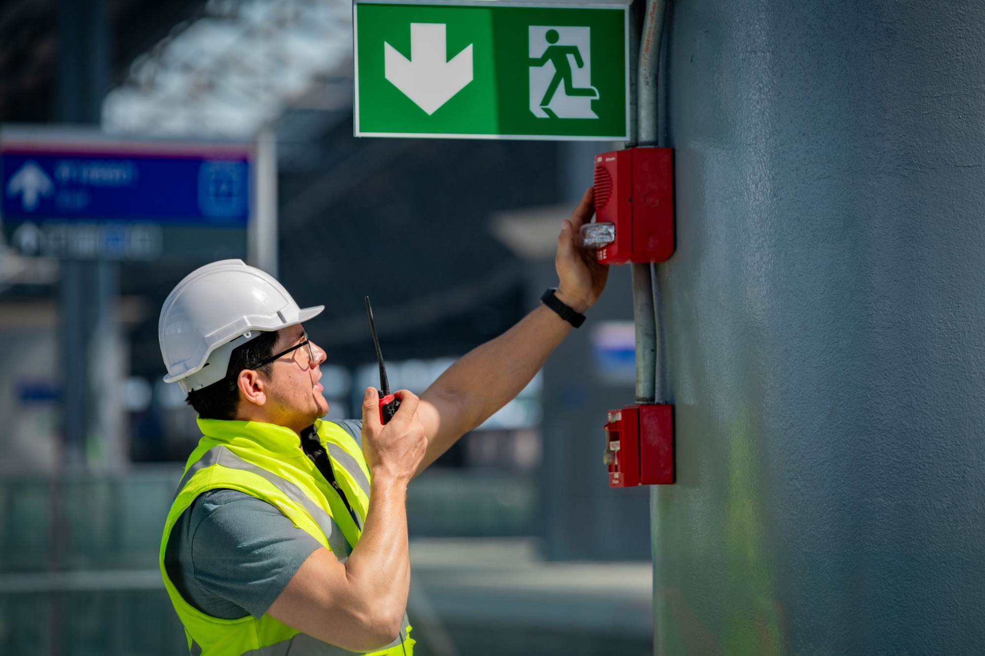 Fachkraft für Arbeitssicherheit prüft bei einer Begehung
