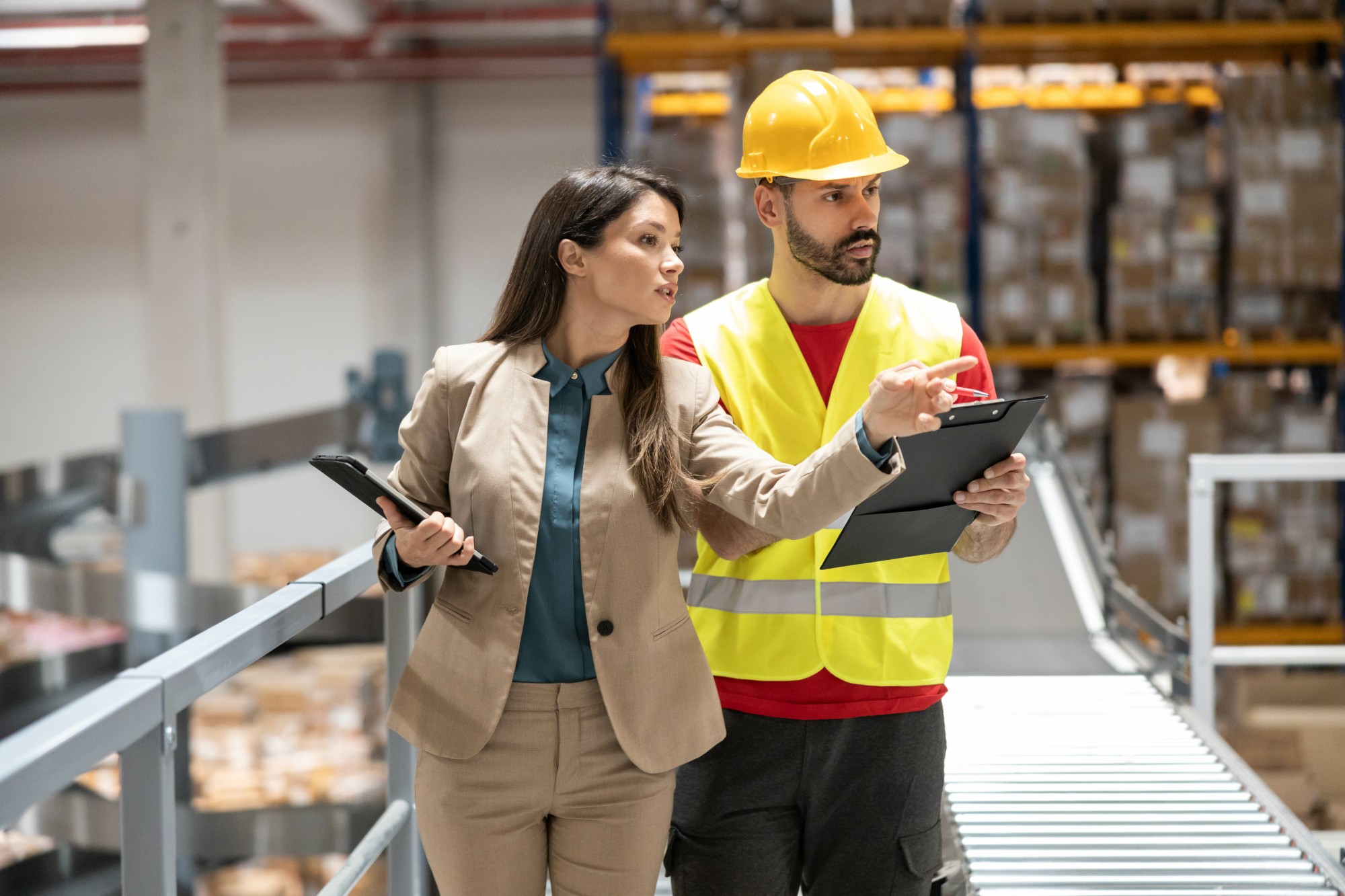Fachkraft für Arbeitssicherheit führt eine Unterweisung durch