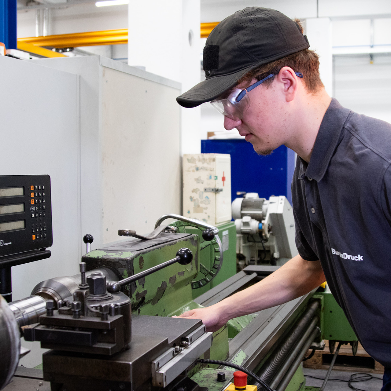Mit technischen Systemen und Maschinen arbeiten
