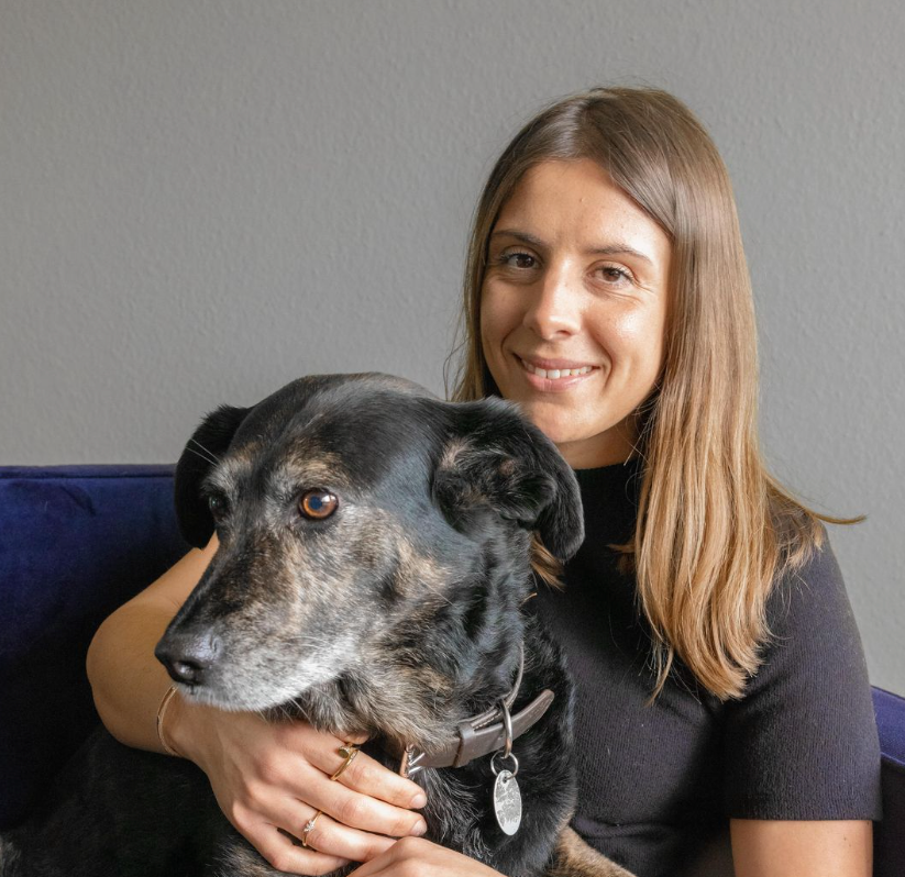 Chantal mit Ihren Hunden, die nett lächelt. Sie ist Beraterin bei Dogprotect24