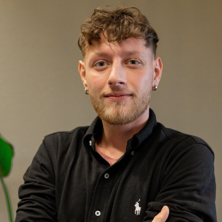 Gianluca mit ernstem Blick – Berater bei Dogprotect24, führender Anbieter Hundekrankenversicherung Deutschland (Testsieger)