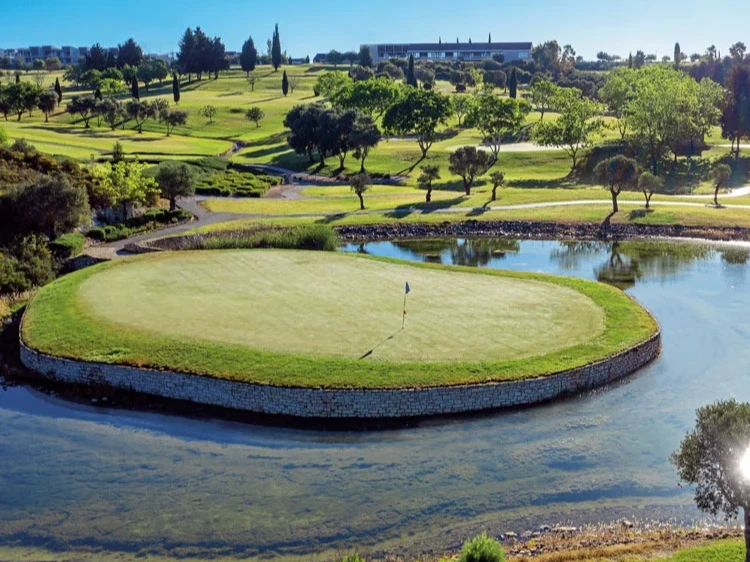 Viele verschiedene Golfplätze