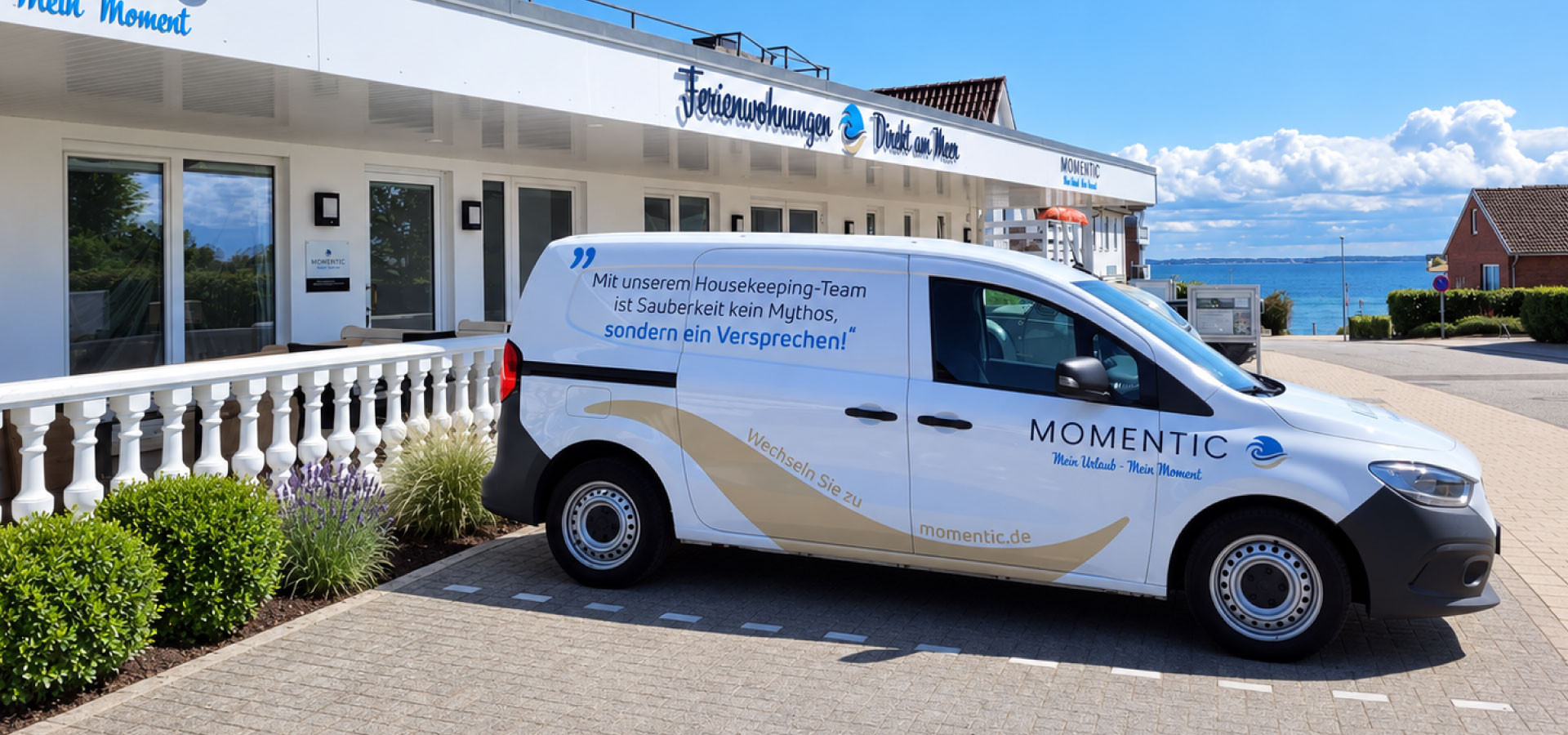 Momentic-Servicefahrzeug vor der Momentic-Ferienanlage in Sierksdorf an der Ostsee