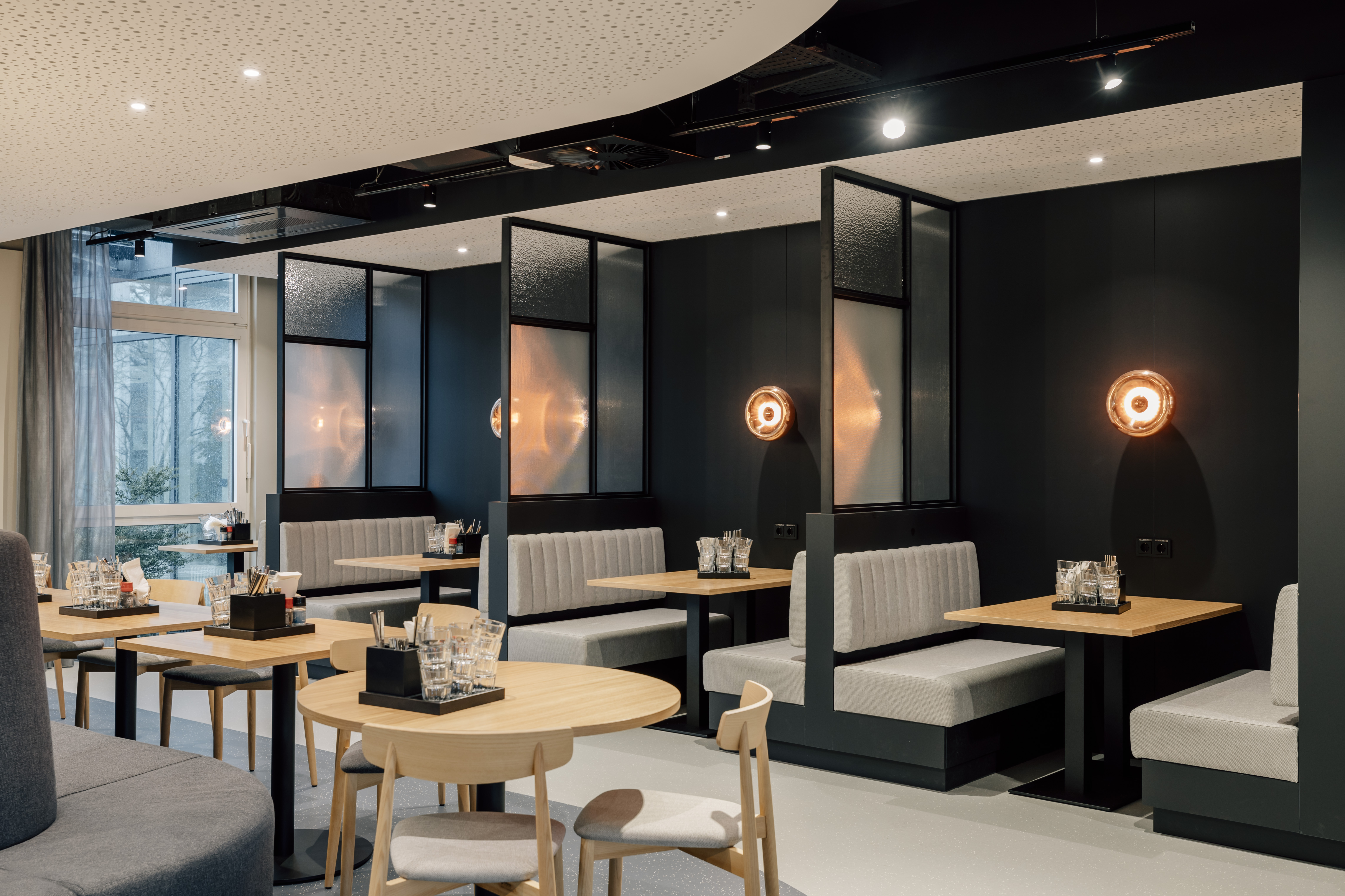 Restaurant mit Tischen und Stühlen